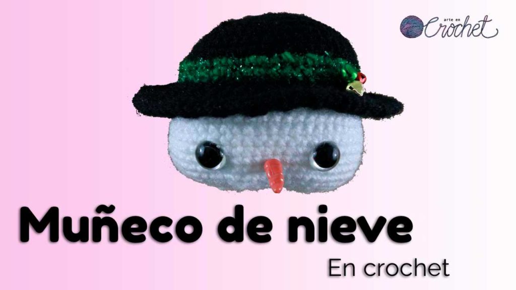 muñeco de nieve a crochet amigurumi navideño terminado con sombrero negro y cara blanca