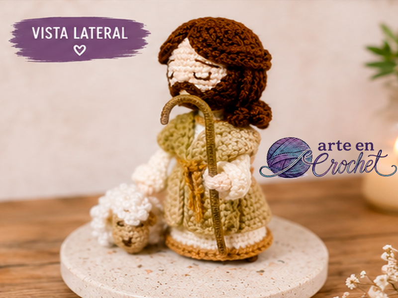 Vista lateral de Jesús amigurumi, bastón y cordero. oveja amigurumi