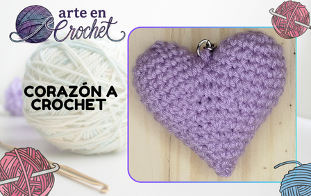 Corazón a crochet tejido con técnica amigurumi.