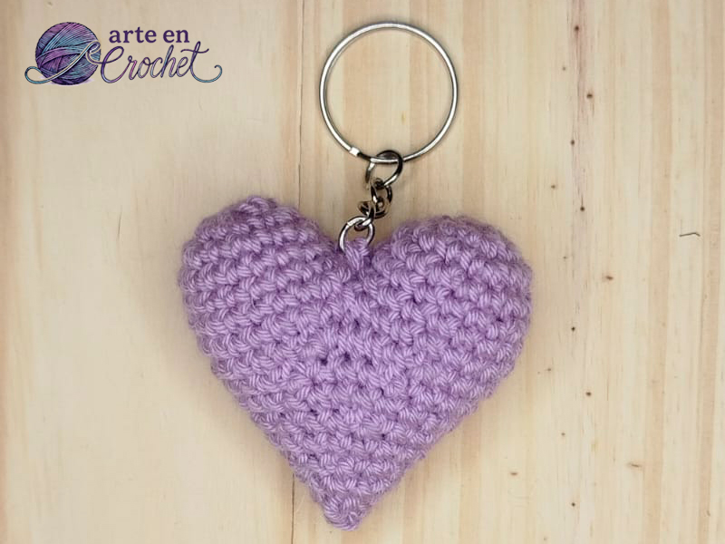 Detalle del corazón amigurumi terminado.