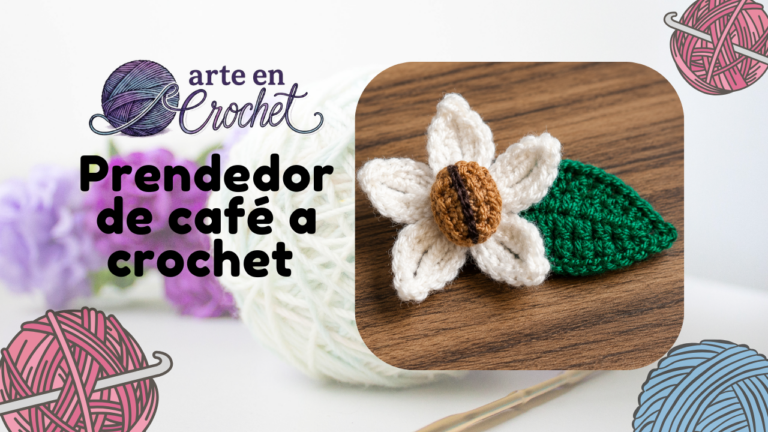 Prendedor de café a crochet tejido a mano con flor blanca, hoja verde y grano de café tostado, ideal para amantes del café.
